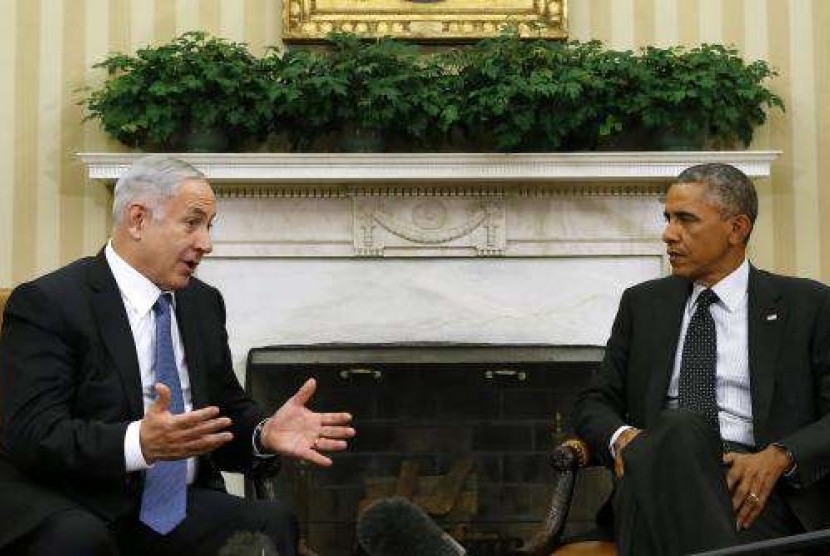 US President Barack Obama (right) meets with Israel's Prime Minister Benjamin Netanyahu at the Oval Office of the White House in Washington October 1, 2014.