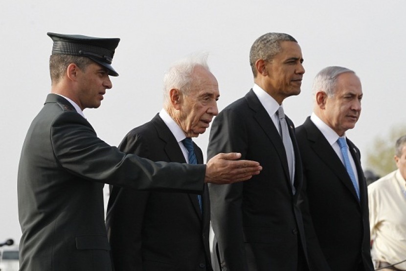 US President Barack Obama (second right) participates in a farewell ceremony with Israeli Prime Minister Benjamin Netanyahu (right) and President Shimon Peres (second left) at Tel Aviv International Airport, March 22, 2013. 
