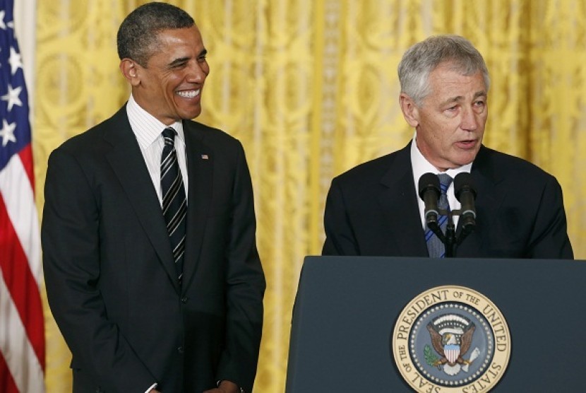 US President Barack Obama smiles at his nominee for Secretary of Defense, former Republican Senator Chuck Hagel (right), at the White House in Washington January 7, 2013. Obama announced the nominations of Hagel for defense secretary, and John Brennan as the next CIA director. 