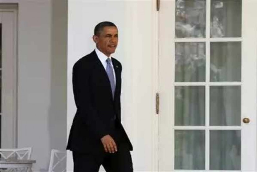 US President Barack Obama walks out before he talks about the Fiscal Year 2014 Budget in the Rose Garden at the White House in Washington, April 10, 2013.