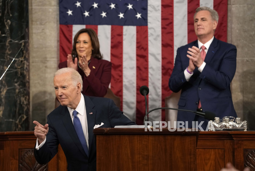 US President Joe Biden gestures as he delivers the State of the Union address to a joint session of Congress at the US Capitol, in Washington, DC, USA, 07 February 2023, as Vice President Kamala Harris and House Speaker Kevin McCarthy of Calif., applaud.  