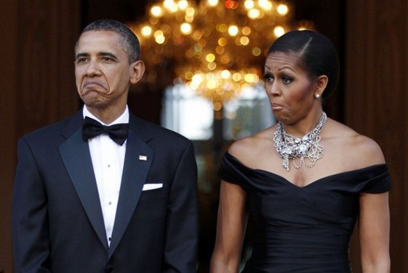 US President Obama (left) and first lady Michelle Obama react as the car carrying Queen Elizabeth and Prince Philip, Duke of Edinburgh, arrives at Winfield House in London, May 25, 2011.   