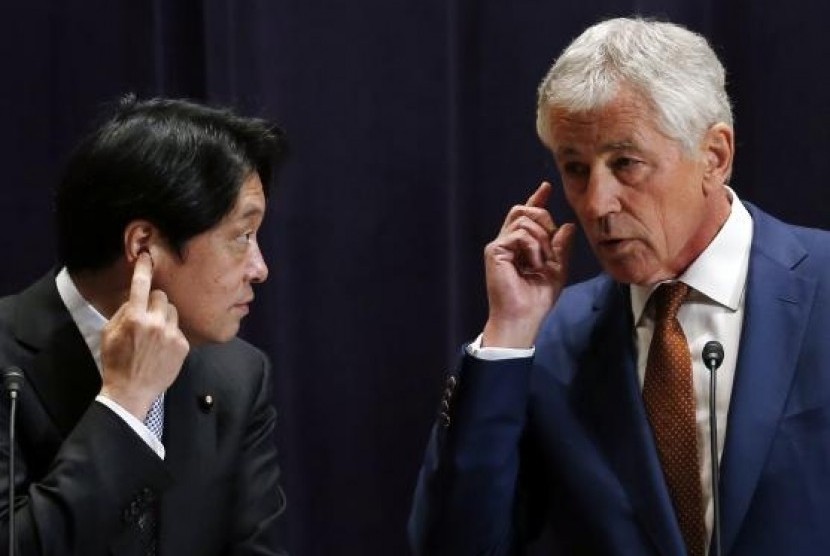 US Secretary of Defense Chuck Hagel (right) and his Japanese counterpart Itsunori Onodera attend their joint news conference at the Defense Ministry in Tokyo April 6, 2014. 