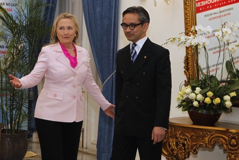 US Secretary of State Hillary Clinton (left) gestures next to Indonesia's Foreign Minister Marty Natalegawa during their meeting in Jakarta on Monday.  