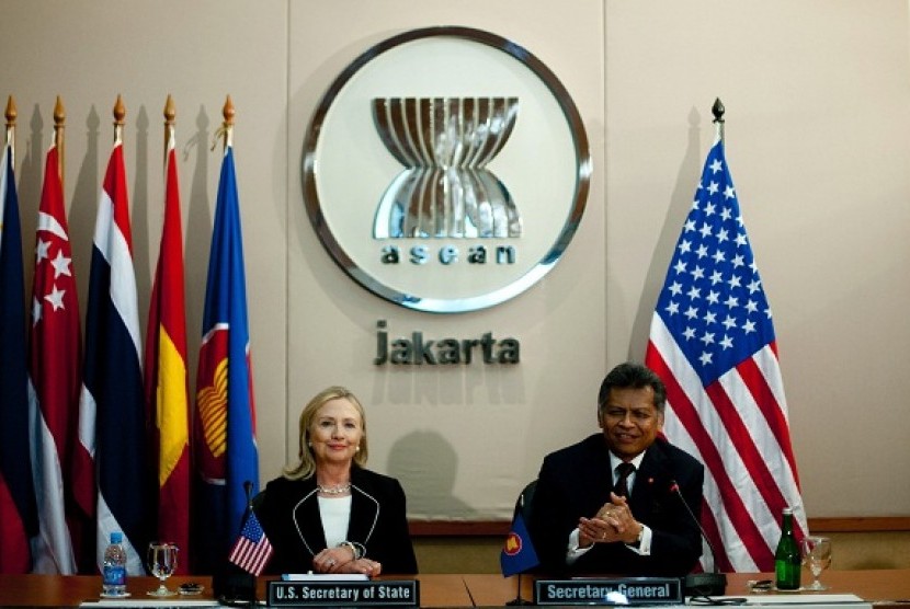 US Secretary of State Hillary Clinton talks with ASEAN Secretary General Dr Surin Pitsuwan at the ASEAN Secretariat in Jakarta, on Tueday. Both sides discuss regional and global issues, including on South China Sea.