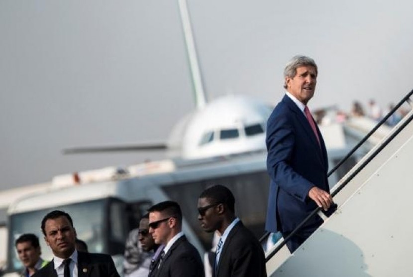 US Secretary of State John Kerry boards his plane at Cairo International Airport, September 13, 2014.