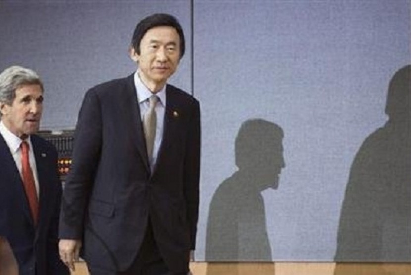 US Secretary of State John Kerry (left) and South Korea's Foreign Minister Yun Byung-se arrive for a joint news conference at the Foreign Ministry in Seoul April 12, 2013. 