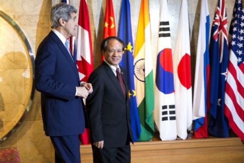 US Secretary of State John Kerry (left) walks with ASEAN Secretary-General Le Luong Minh to a meeting in Jakarta February 16, 2014.