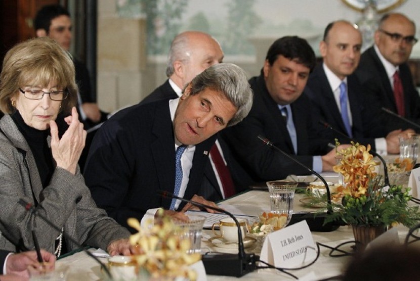 US Secretary of State John Kerry looks down the table as he meets with members of the Arab League at Blair House in Washington April 29, 2013. 