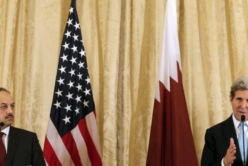 US Secretary of State John Kerry (right) and Qatar Foreign Minister Khaled Al-Attiyah attend a news conference after a meeting at the US embassy alongside a gathering of the Friends of Syria, in Paris, January 12, 2014.