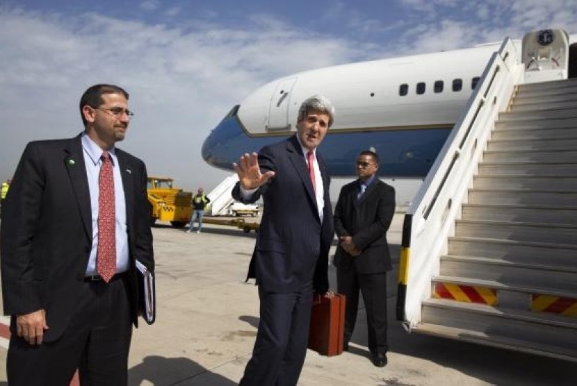 US Secretary of State John Kerry says goodbye to US Ambassador to Israel Daniel Shapiro (left) as he leaves Tel Aviv April 1, 2014.