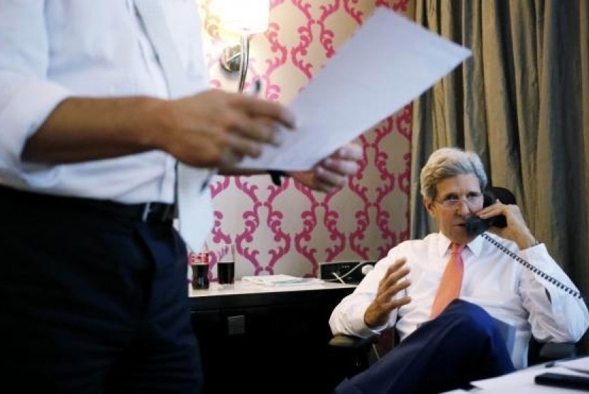 US Secretary of State John Kerry speaks on the phone to Israeli Prime Minister Benjamin Netanyahu about the terms of a ceasefire in Gaza, from his hotel suite in Cairo July 25, 2014.