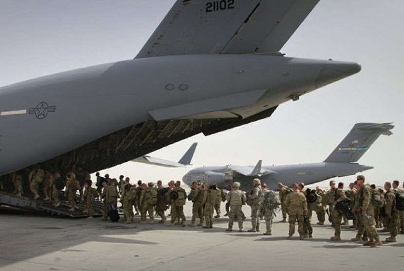 US soldiers board a US military plane, as they leave Afghanistan, at the US base in Bagram north of Kabul, Afghanistan, in July 14, 2011. (file photo)  