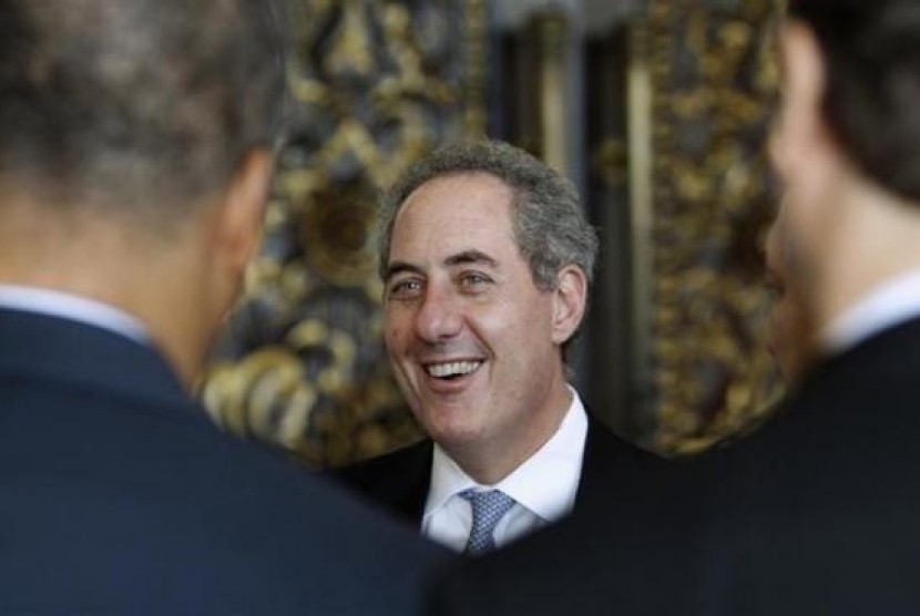 US Trade Representative Michael Froman talks to delegates as he waits for the conclusion and closing ceremony of the ninth World Trade Organization (WTO) Ministerial Conference in Nusa Dua, on the Indonesian resort island of Bali December 6, 2013.
