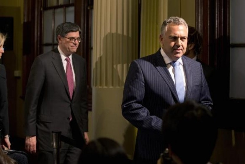 US Treasury Secretary Jack Lew and Australian Treasurer Joe Hockey (right) walk from a joint news conference at the G20 Finance Ministers meeting in Sydney, February 21, 2014.