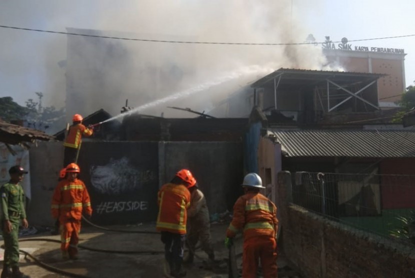 Usaha fotocopy milik Yufridal (78) di Jalan Cijalupang, Kelurahan Pasir  Endah, Kecamatan Ujungberung, Kota Bandung ludes terbakar api, Senin  (14/10) pagi. Penyebab kebakaran masih dalam penyelidikan. Meski tidak  terdapat korban jiwa, namun kerugian ditaksir mencapai ratusan juta.