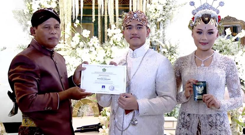 Usai akad nikah, Kaesang dan Erina menerima sertifikat Elsimil dan sertifikat Bimbingan Perkawinan (Bimwin).
