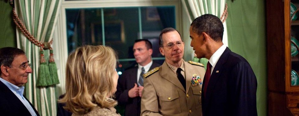 Usai berpidato, barack Obama disalami  Mike Mullen, disaksikan Direktur CIA Leon Panetta (kiri) dan menlu Hillary Clinton (membelakangi lensa). 