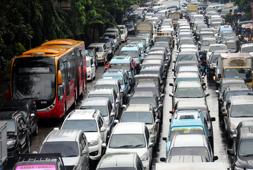  Usai hujan, kendaraan terjebak kemacetan lalu lintas parah yang terjadi di Jalan Hayam Wuruk, Jakarta, Senin (9/2).  (foto : MgROL_34)