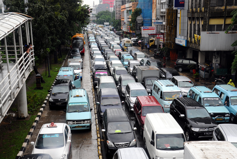 Usai hujan, kendaraan terjebak kemacetan lalu lintas parah yang terjadi di Jalan Hayam Wuruk, Jakarta, Senin (9/2).  (foto : MgROL_34)