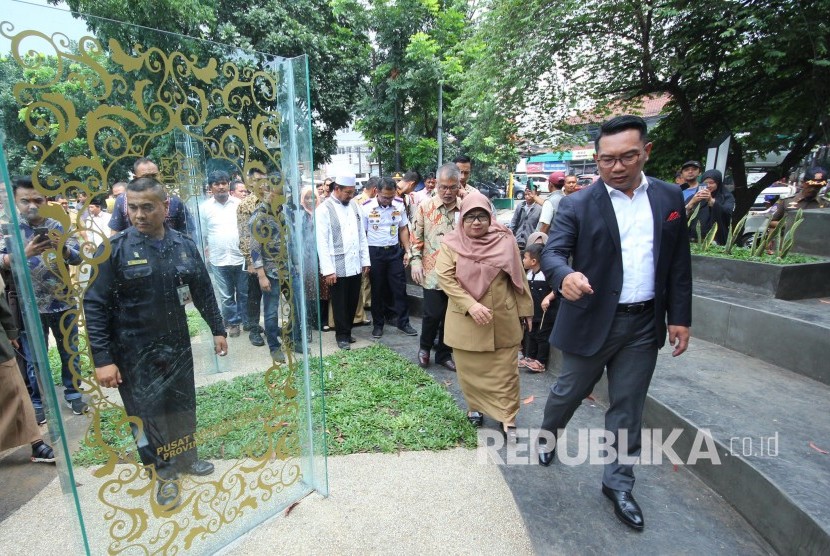 Gubernur Jawa Barat Ridwan Kamil (kanan).