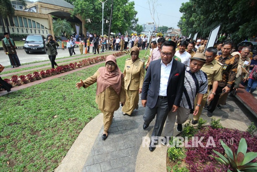 Usai prosesi peresmian, Gubernur Jawa Barat Ridwan Kamil meninjau Taman Pusdai Jawa Barat, Jalan Surapati, Kota Bandung, Senin (30/12).