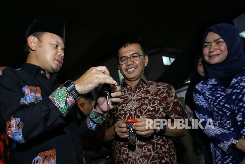 Usai resmi ditetapkan sebagai peserta, calon pejawat Bima Arya, meninggalkan rumah dinasnya di Jalan Pajajaran, Bogor Tengah, Kota Bogor, Senin (12/2) malam.