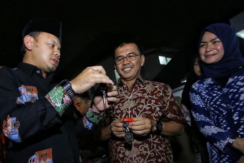 Usai resmi ditetapkan sebagai peserta Pilkada, pejawat wali kota Bogor Bima Arya meninggalkan rumah dinas dan menyerahkan kunci rumah dan mobil dinas, Senin (12/1) malam.
