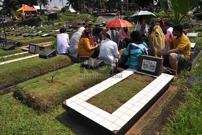  Usai shalat Idul Fitri, sejumlah warga mengunjungi makam kerabatnya di TPU Karet Bivak, Jakarta Pusat, Kamis (8/8). (Republika/Rakhmawaty La'lang)