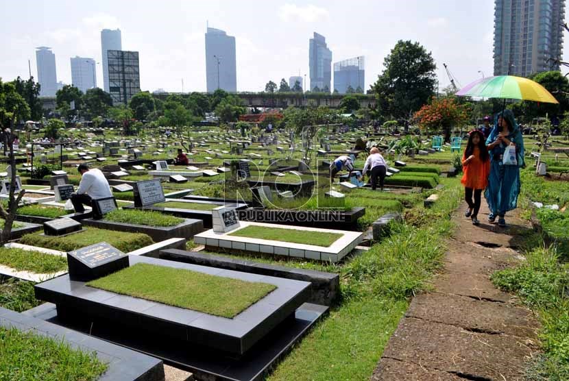  Usai shalat Idul Fitri, sejumlah warga mengunjungi makam kerabatnya di TPU Karet Bivak, Jakarta Pusat, Kamis (8/8). (Republika/Rakhmawaty La'lang)