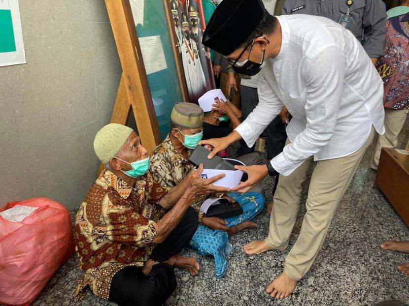 Usai Sholat Jumat, Menparekraf Sandiaga Uno sempat membagikan peci kepada tiga jamaah di Masjid Al-Fatah Ambon. 