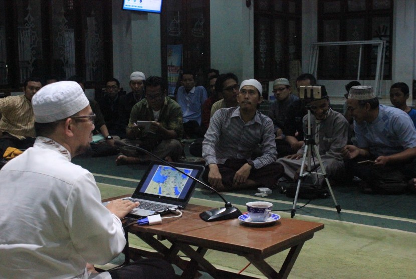 Usatz Hepi Andi Bastoni mengupas Kajian Sirah Nabawiyah di Masjid Alumni IPB Bogor.