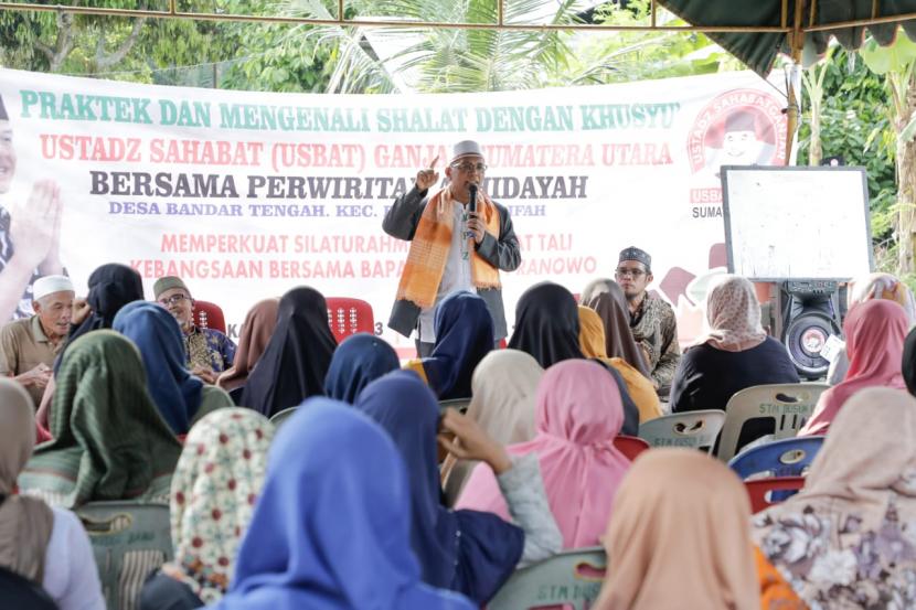 Usbat mengedukasi masyarakat Kabupaten Serdang Bedagai, Sumatera Utara tentang meraih sholat dengan khusyu.