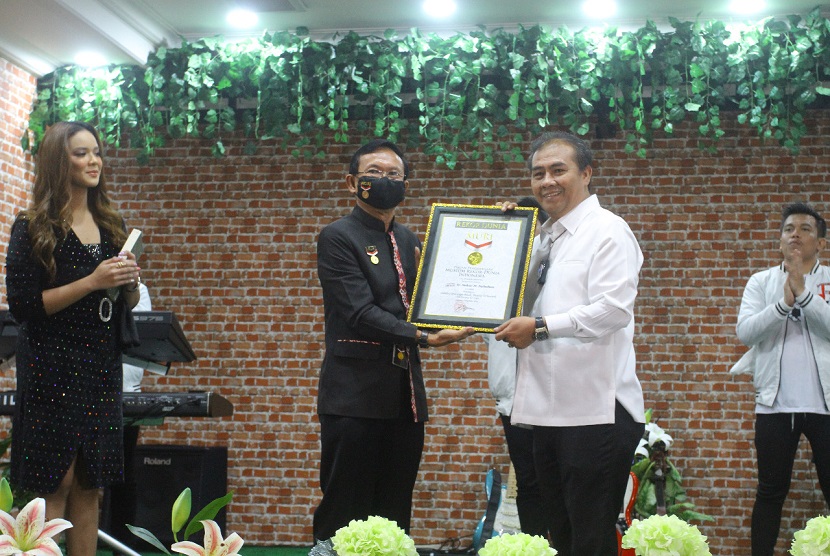useum Rekor Dunia Indonesia memberikan penghargaan rekor dunia kepada Sukur H Nababan. Penghargaan itu diberikan untuk Sukur atas prakarsanya membuat Lomba Cipta Lagu Batak dengan peserta terbanyak di dunia. Penghargaan ini diberikan oleh Founder sekaligus Ketua Umum MURI, Jaya Suprana. 