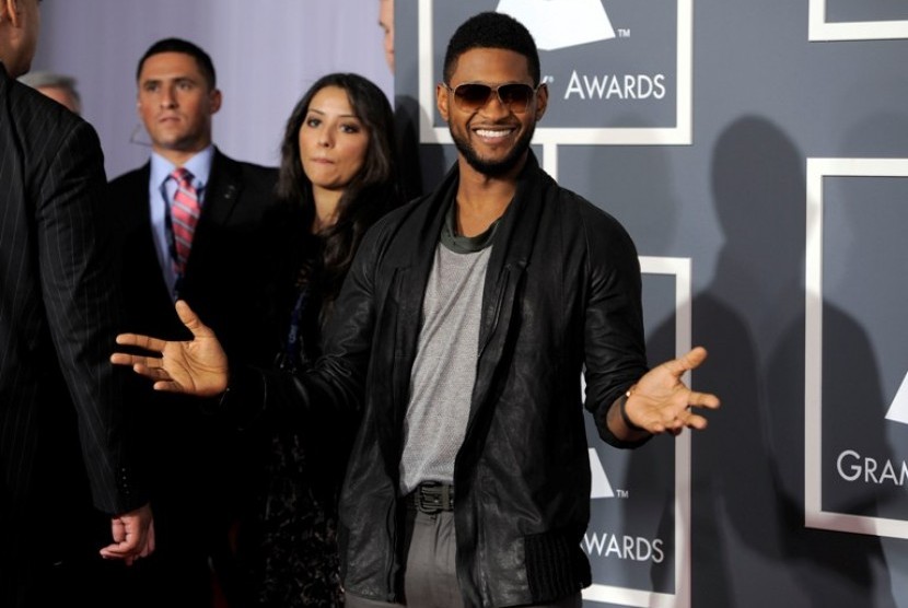 Usher ketika hadir dalam penyelenggaraan Grammy Awards ke 53, 13 Februari 2011 di Los Angeles. Usher Meriahkan Konser F1 Abu Dhabi