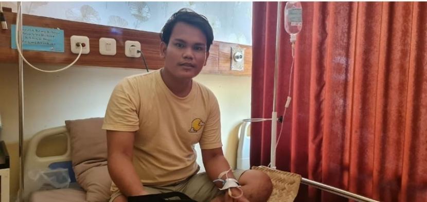 Usia muda tidak memberikan jaminan bagi seseorang untuk memiliki hidup yang selalu sehat. Hal ini pula yang dirasakan oleh Dimas (25), seorang warga Kabupaten Karawang yang sudah terbaring selama lima hari di rumah sakit karena sakit lambung yang dideritanya.
