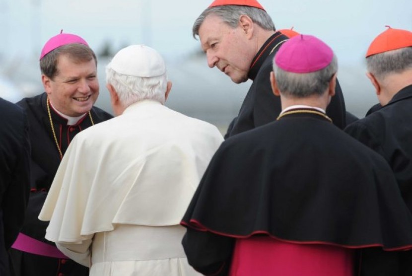 Uskup Agung Anthony Fisher (kiri) dan Kardinal George Pell menyambut Paus Benediktus XVI pada Hari Kaum Muda pada 2008.