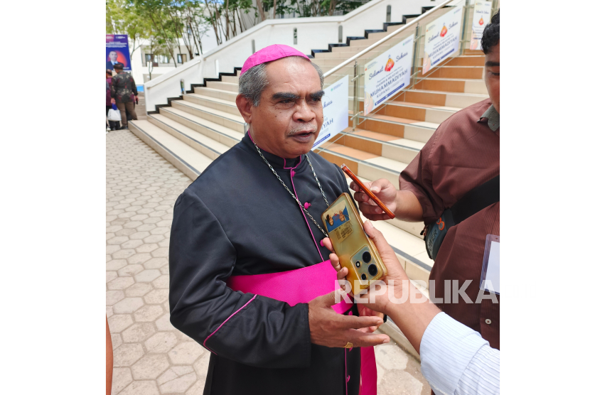 Uskup Agung Kupang Mgr Hironimus Pakaenoni