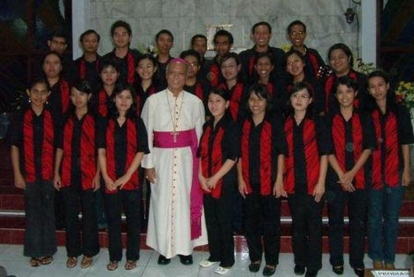 Uskup Agung Semarang Johannes Trilaksyanto Pujasumarta (baju putih).