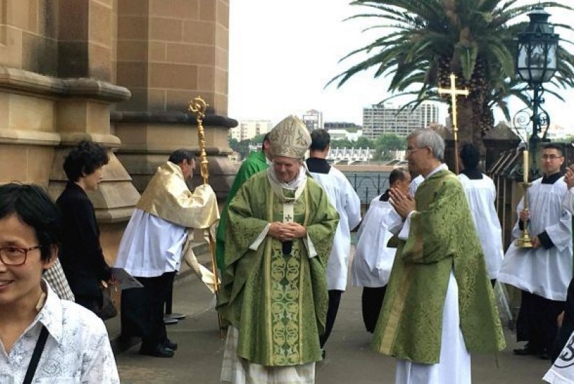  Uskup Agung Sydney, Anthony Fisher, diluar Katedral St Mary setelah memberikan homilinya mengenai pernikahan sesama jenis.  