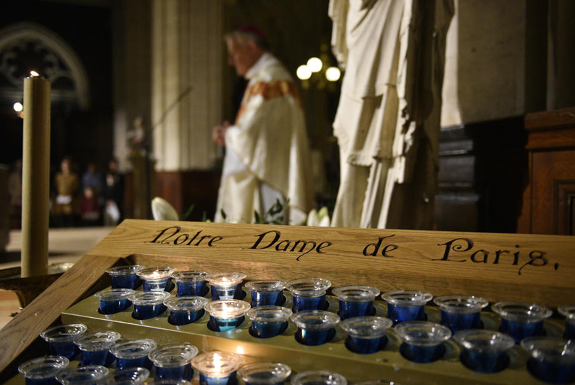 Uskup Philippe Marsset memimpin misa tengah malam untuk Natal di gereja Saint Germain lAuxerrois di Paris, Prancis (25/12/2019). Pejabat Prancis mengonfirmasi bahwa Notre Dame tidak akan mengadakan misa Natal tradisional untuk pertama kalinya sejak 1803.