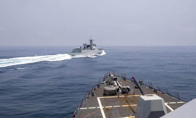 USS Chung-Hoon mengamati sebuah kapal angkatan laut China. 