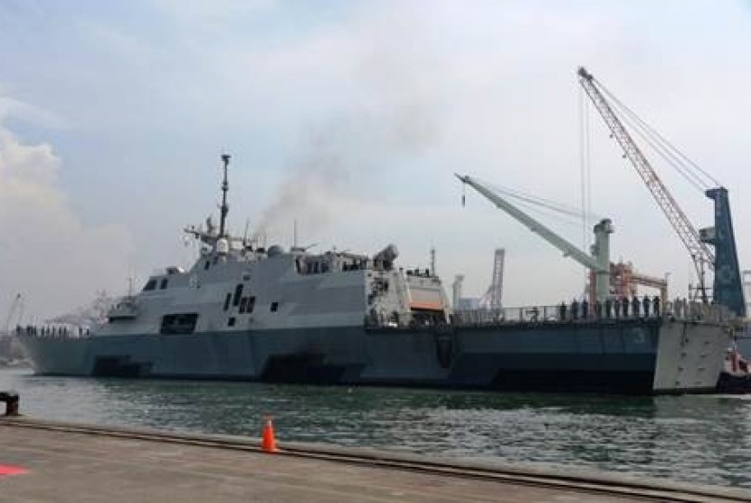 USS Fort Worth docks at Tanjung Priok, Jakarta on Monday Dec 22. 