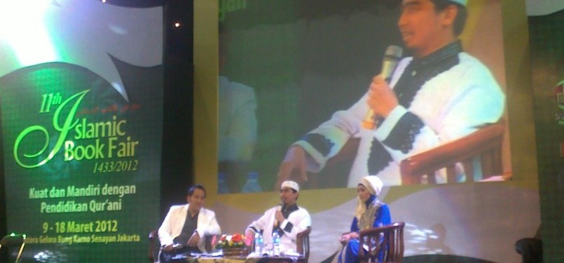 Ust. Solmed beserta istri di Panggung Utama Islamic Book Fair (11/3) 