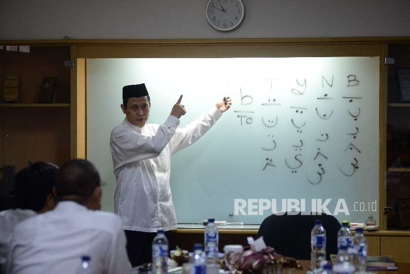 Ustad Achmad Farid Hasan membimbing peserta di pengajian 30 menit bisa membaca Alquran di Kantor Republika, Jakarta.