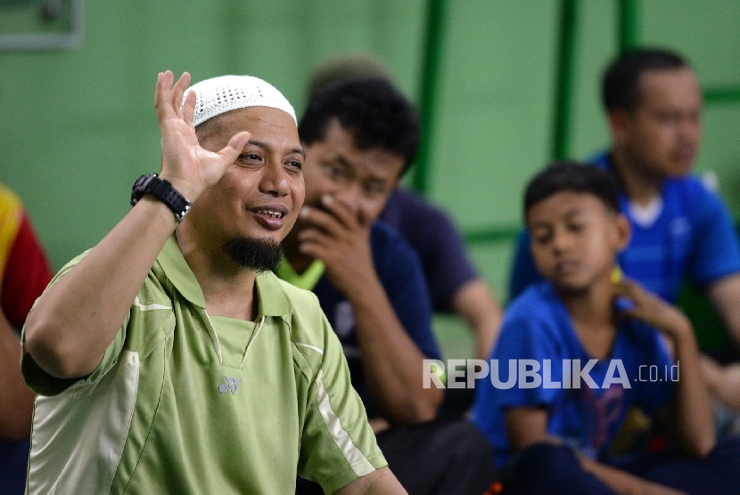 Ustad Arifin Ilham memberikan tausiyah kepada jamaah Az-Zikra usai olahraga di GOR Az-Zikra, Depok, Jawa Barat, Selasa (20/12). 