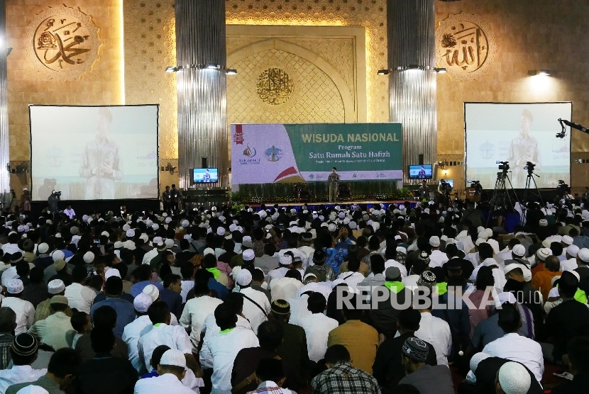 Ustad Bachtiar Nasir menyampaikan ceramahnya pada acara Silaturahmi dan Tabliq Akbar bertema Sejuta Cinta untuk Indonesia di Masjid Istiqlal Jakarta, Ahad (17/7). (Republika / Darmawan)