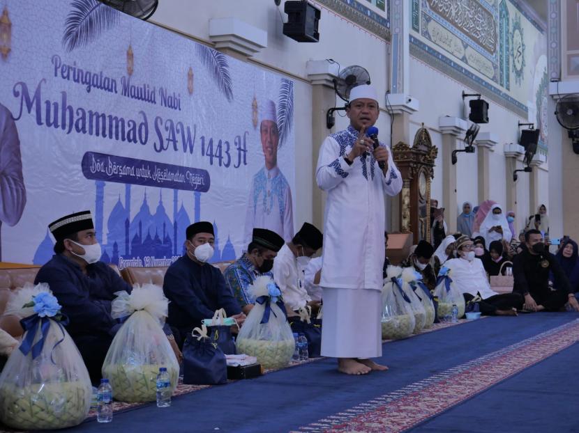 Wakil Ketua DPR RI Rachmat Gobel (kiri) bersama Ustad Dasad Latif saat peringatan Maulid Nabi Muhammad SAW di Masjid Agung Baiturrahim, Gorontalo, Sabtu, (13/11).