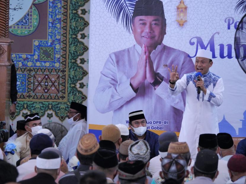 Wakil Ketua DPR RI Rachmat Gobel (kiri) bersama Ustad Dasad Latif saat peringatan Maulid Nabi Muhammad SAW di Masjid Agung Baiturrahim, Gorontalo, Sabtu, (13/11).