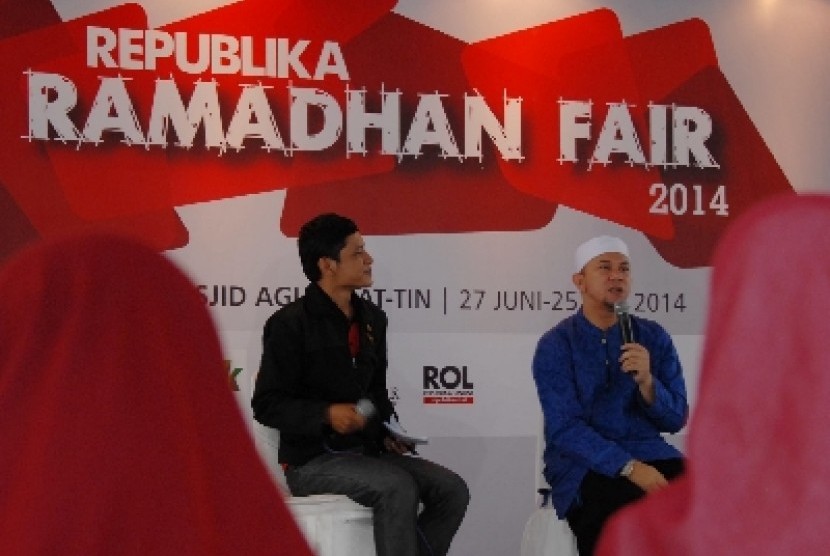 Ustad Erick Yusuf (kanan)memberikan Tausiyahnya kepada sejumlah pengunjung pada Republika Ramadhan Fair 2014 di Masjid Raya At-Tin, Jakarta, Sabtu (28/6).